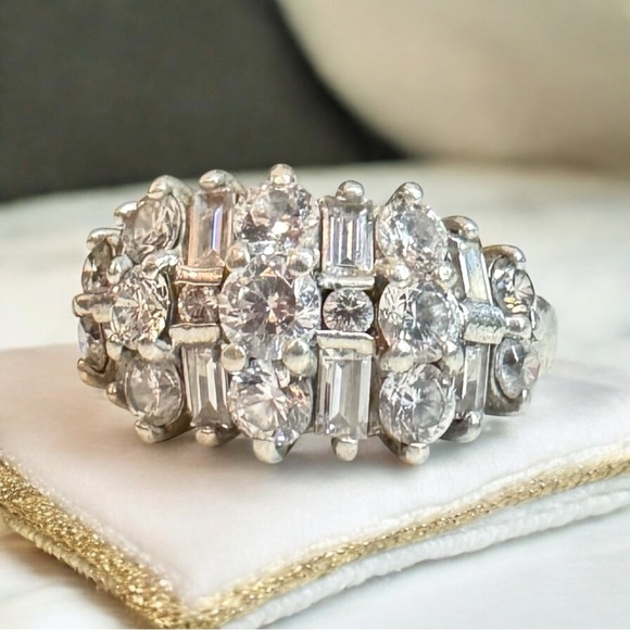 Vintage Sterling Silver Cubic Zirconia Ring (8.5) - Picture 5 of 15